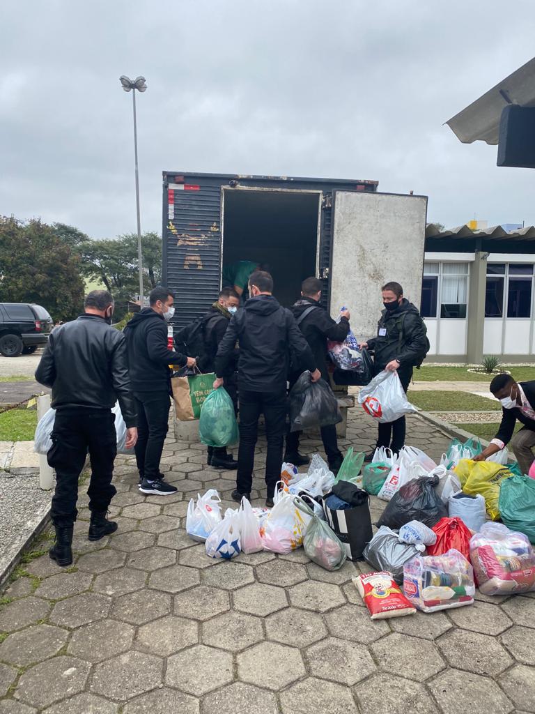 Alunos da ESPC fazem doação de roupas e alimentos Escola Superior da PCPR